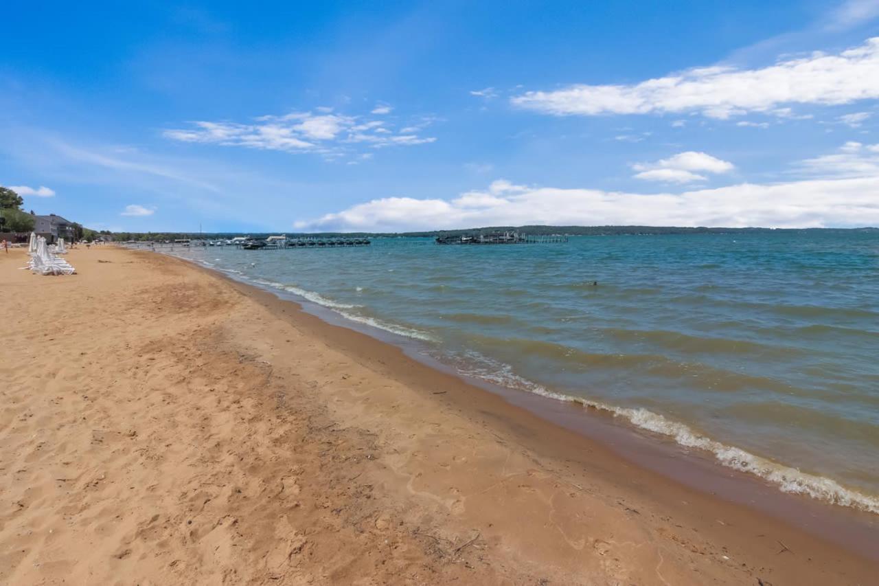 Sugar Beach Villa 1012 Luxury Waterfront Condo Traverse City Dış mekan fotoğraf